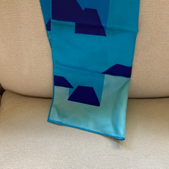 Nine silk scarves. Some never worn and some lightly loved. - Picture 15 of 16